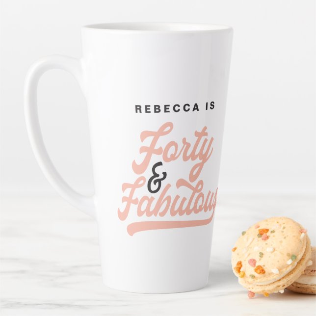 Tasse Latte 40 & fabuleux anniversaire rétro script vintage (En situation)