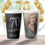 Tasse Latte 70 et fabuleux Elegant Black 70th Birthday Photo<br><div class="desc">70 et fabuleux Elegant Black 70th Birthday Photo Latte Mug. L'arrière - plan est noir. Personnalisez la tasse avec votre photo,  votre nom et faites votre propre cadeau de 70e anniversaire pour une femme.</div>