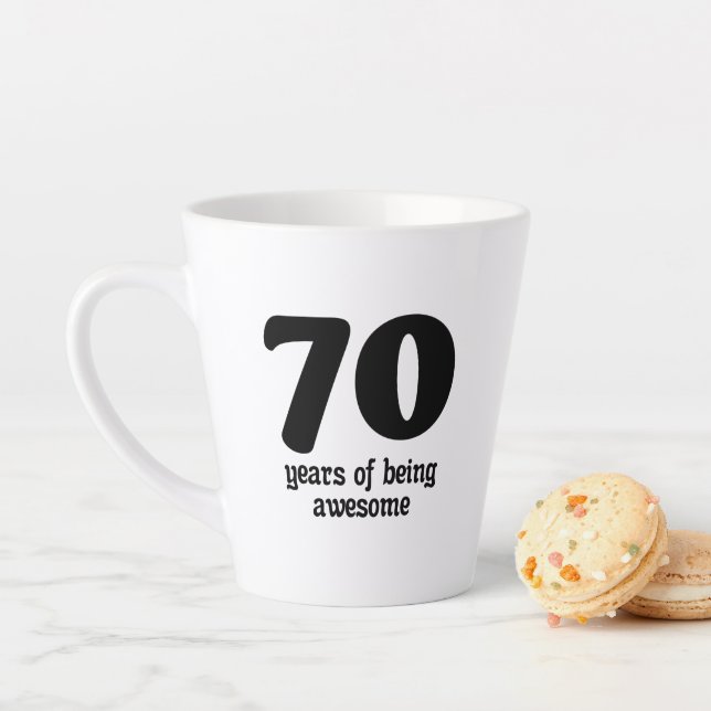 Tasse Latte 70 years of being awesome (En situation)