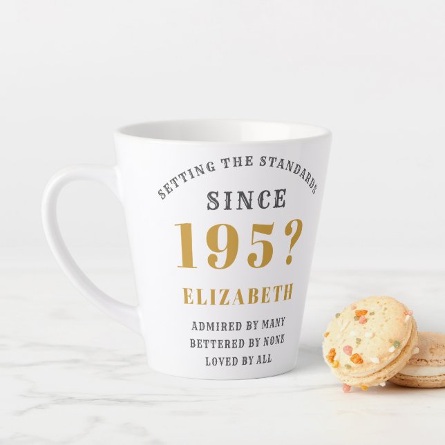 Tasse Latte 70th Birthday Born 1950's Ajouter Nom et année Ele (En situation)