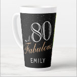 Tasse Latte 80 et fabuleux Elegant Black 80th Birthday Photo<br><div class="desc">80 et fabuleux Elegant Black 80th Birthday Photo Latte Mug. L'arrière - plan est noir. Personnalisez la tasse avec votre photo,  votre nom et faites votre propre cadeau de 80e anniversaire pour une femme.</div>