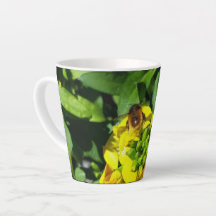 Tasse Latte Abeille sur Fleurs Jaunes