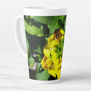 Tasse Latte Abeille sur Fleurs Jaunes
