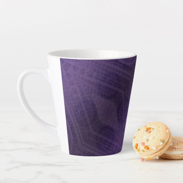 Tasse Latte Acceptation | Médaillons de méditation violette (En situation)