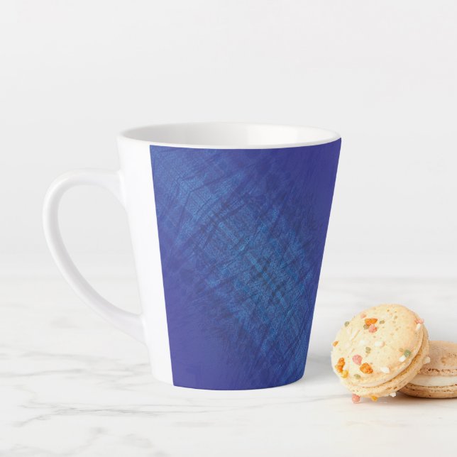 Tasse Latte Acceptation | Motif de Blue Indigo Violet Shibori (En situation)