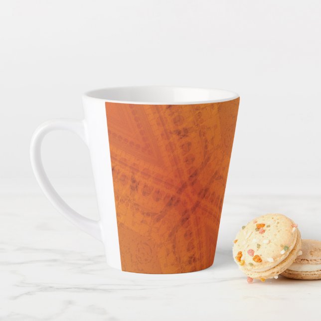Tasse Latte Acceptation | Motif de Shibori rouge orange jaune (En situation)