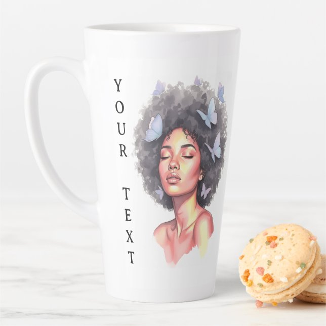 Tasse Latte Afro Beauty with Butterflies – Watercolor Portrait (En situation)