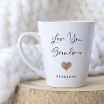 Tasse Latte Aimez-vous grand-mère | Script manuscrit et coeur<br><div class="desc">Cette tasse en latte simple et élégante dit "Aimez-vous grand-mère" dans un script noir à la mode écrit à la main avec un faux coeur d'or rose et un spot pour le nom de son petit-enfant.</div>
