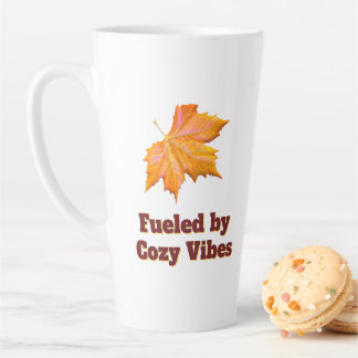Tasse Latte Alimenté par la citation de café d'automne de vibr