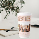 Tasse Latte Amis besties photo rose or rose BFF<br><div class="desc">Un rose or féminin chic, arrière - plan rose vif. Personnalisez et ajoutez votre propre photo, selfie de votre(vos) meilleur(s) ami(s) vos noms et lieu de l'événement. police de style ballon d'or rose et le mot : Besties. Parfait comme cadeau pour vous-même ou comme cadeau d'anniversaire ou de Noël pour...</div>