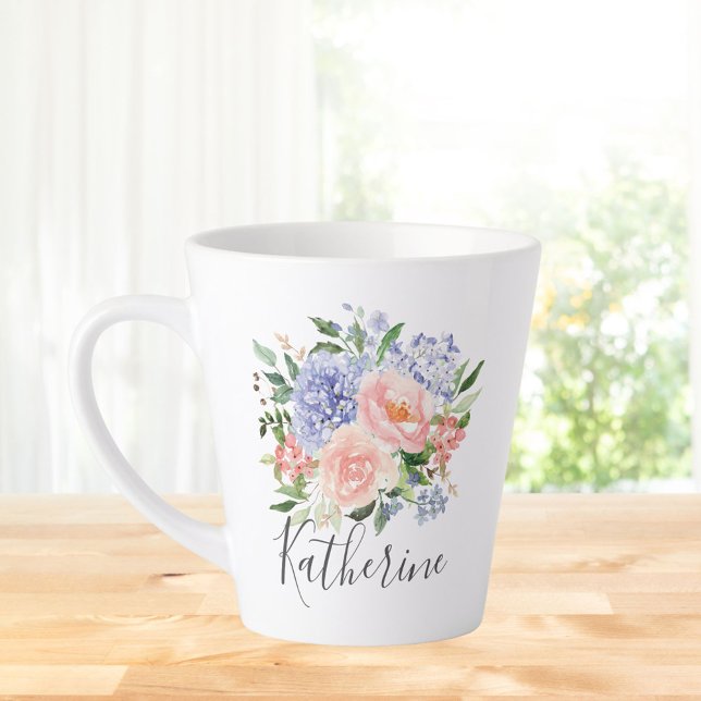 Tasse Latte Aquarelle monogramme bleu rose printemps floral (In situ Kitchen table)