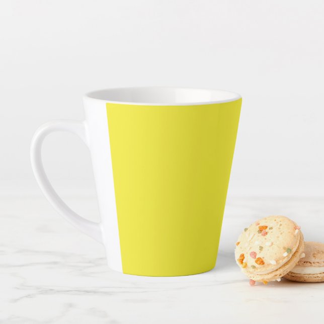 Tasse Latte Arrière-plan jaune uni vibrant (En situation)