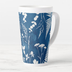Tasse Latte Art botanique de fougère au cyanotype bleu indigo