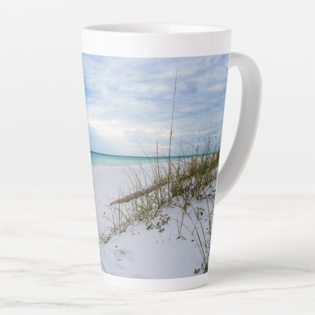 Tasse Latte Bateau De Mer Et Plage De Sable Blanc Matin Derniè (Angle droit)