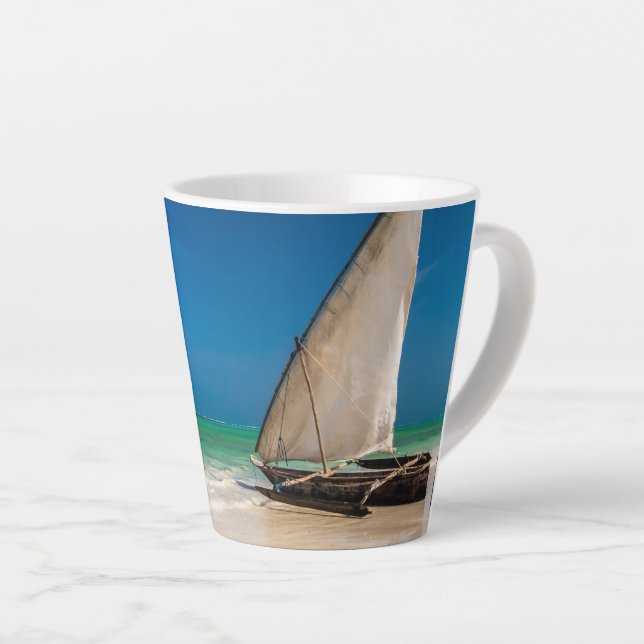 Tasse Latte Bateau de pêche traditionnel sur la plage (Angle droit)