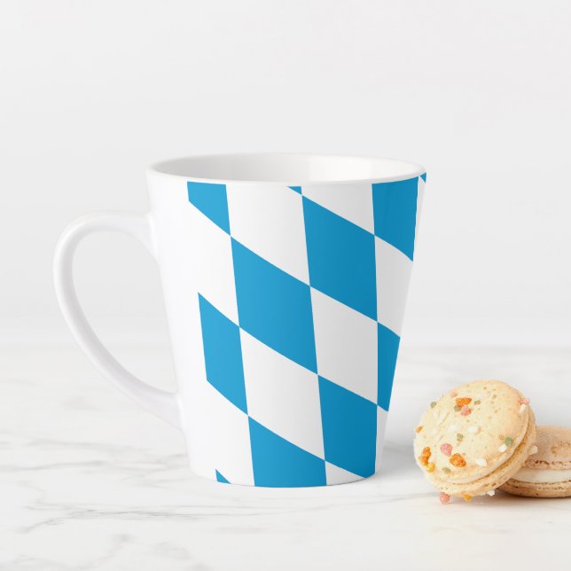 Tasse Latte Bavière diamant drapeau motif bleu et blanc (En situation)