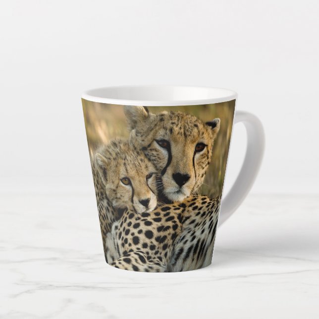 Tasse Latte Bébé guépard câlinant sa mère (Angle droit)