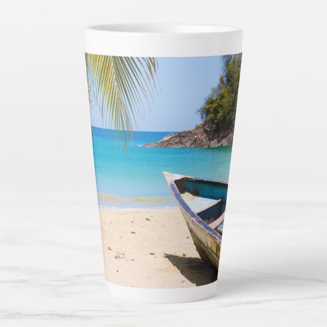 Tasse Latte Belle plage tropicale avec bateau à rames (Devant)