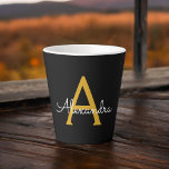 Tasse Latte Black Gold Modern Script Girl Monogramme Nom<br><div class="desc">Noir et Or Simple Script Monogramme Nom Latte Coffee Cup Mug. Cela rend le cadeau parfait pour 16 ans,  mariage,  douche nuptiale,  anniversaire,  baby shower ou bachelorette pour quelqu'un qui aime le luxe glam et les styles chic.</div>