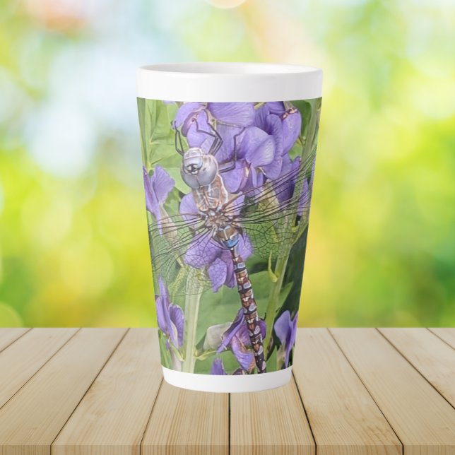 Tasse Latte Bleu-Eyed Denton sur les fleurs violettes (In Situ Table)
