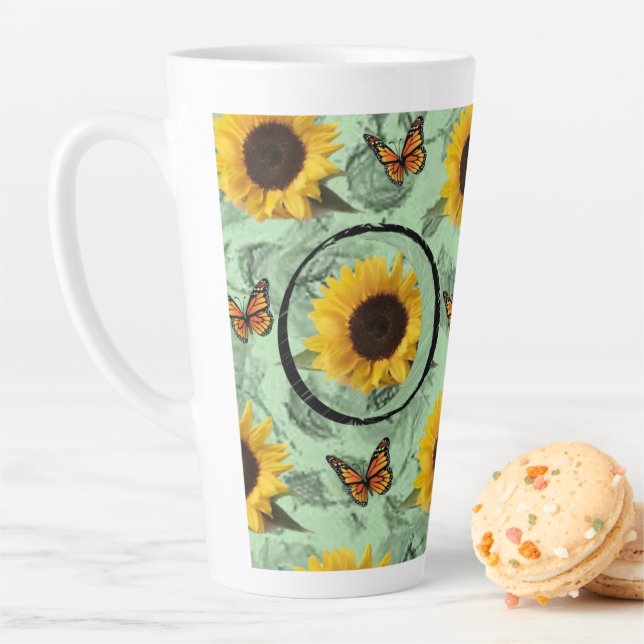 Tasse Latte Boue en latte de papillon de tournesol (En situation)