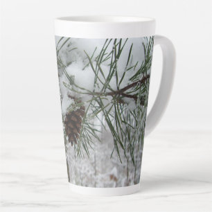 Tasse Latte Branche des pins neigeux Photographie de la nature