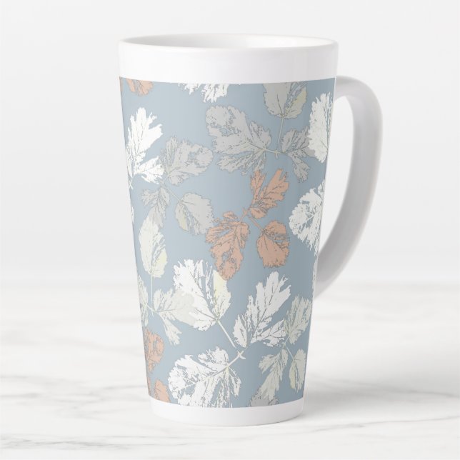 Tasse Latte Brindilles délicates avec feuilles sur le bleu. (Angle droit)