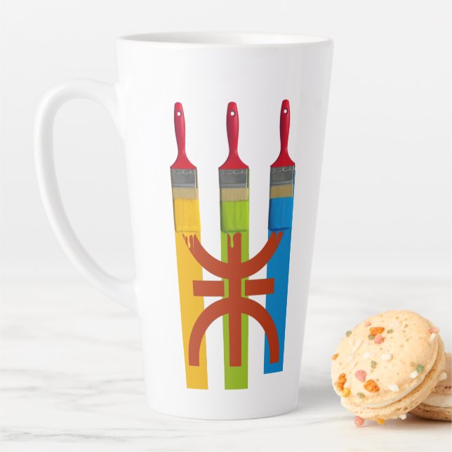 Tasse Latte Brosse teintée peindre le drapeau amazigh style ét (En situation)