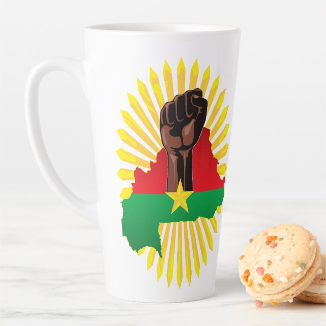 Tasse Latte Burkina Faso Carte, drapeau et première révolution (En situation)