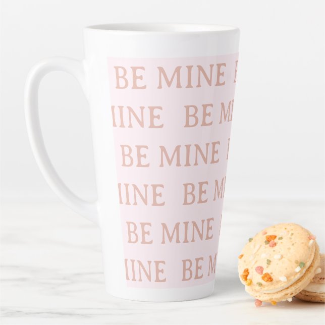 Tasse Latte Cadeau de la Saint-Valentin « Sois mienne » - Amou (En situation)