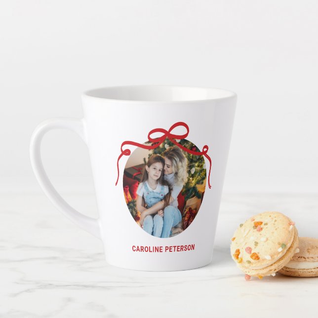 Tasse Latte Cadeau photo personnalisé Ruban à nœud coquet roug (En situation)