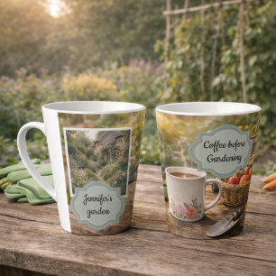 Tasse Latte Café avant le jardinage photo de jardin du matin