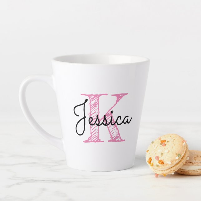 Tasse Latte Calligraphie Whimsical Monogramme rose et noir (En situation)