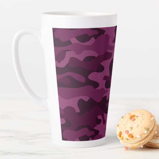 Tasse Latte Camo de couleur violette tyrienne (En situation)