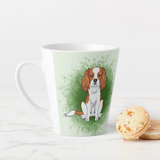 Tasse Latte Cavalier King Charles Spaniel Blenheim sur fond ve (En situation)