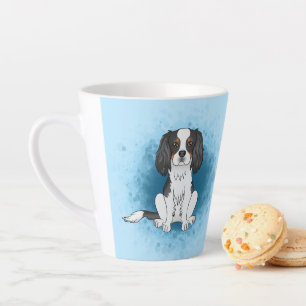 Tasse Latte Cavalier King Charles Spaniel tricolore sur fond b