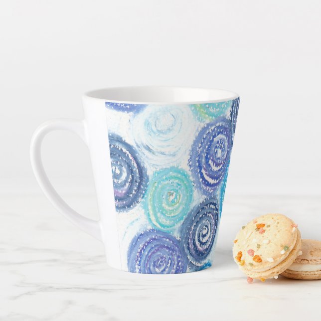 Tasse Latte Cercles calmes créés avec des teintes bleues (En situation)