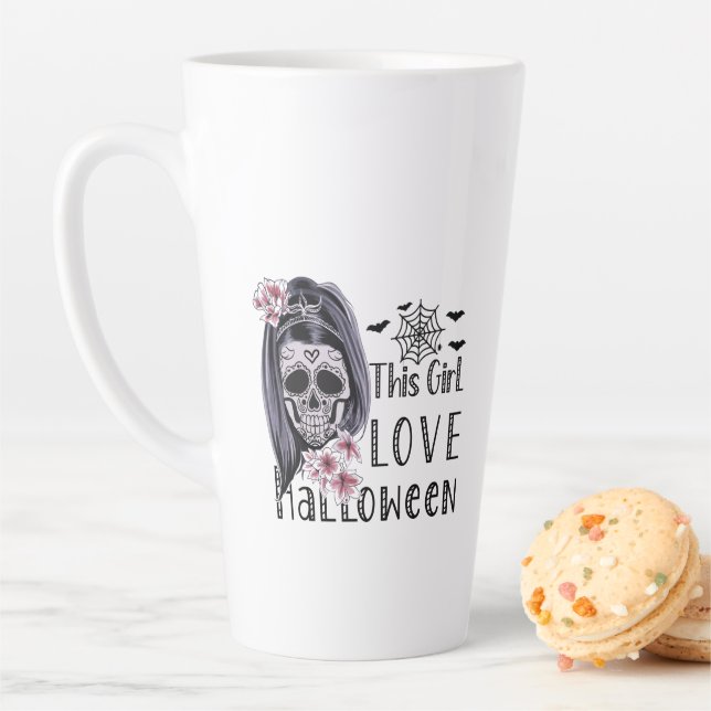 Tasse Latte Cette fille aime Halloween (En situation)
