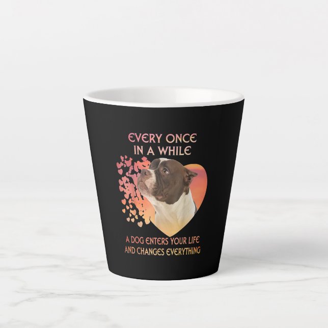 Tasse Latte Chaque Fois Dans L'Atmosphère Pendant Que Le Chien (Devant)