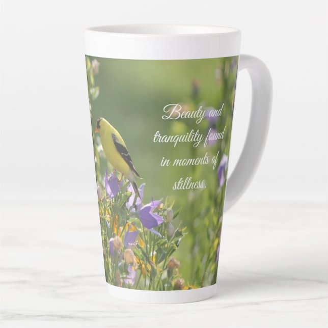 Tasse Latte Chardonneret sur une fleur de campanule     (Angle droit)