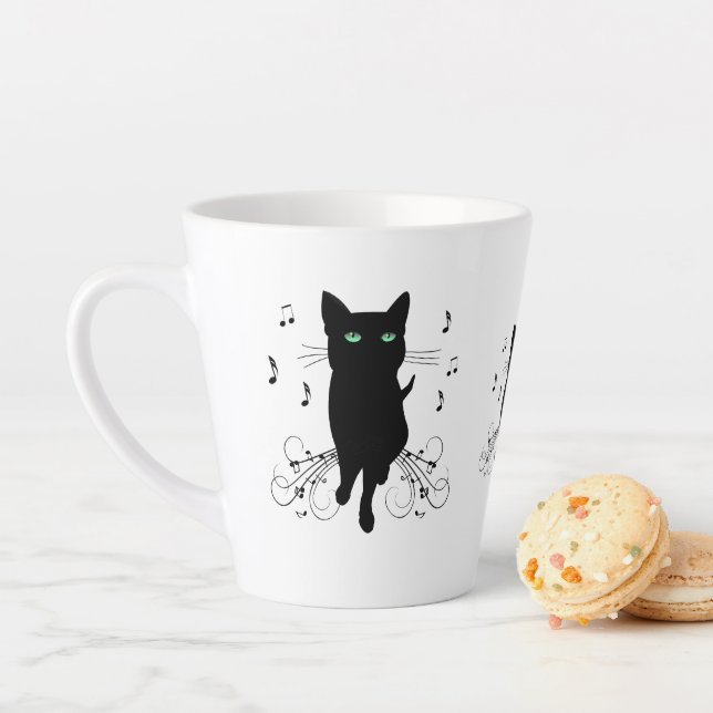 Tasse Latte Chat noir entouré de notes de musique murmurantes (En situation)