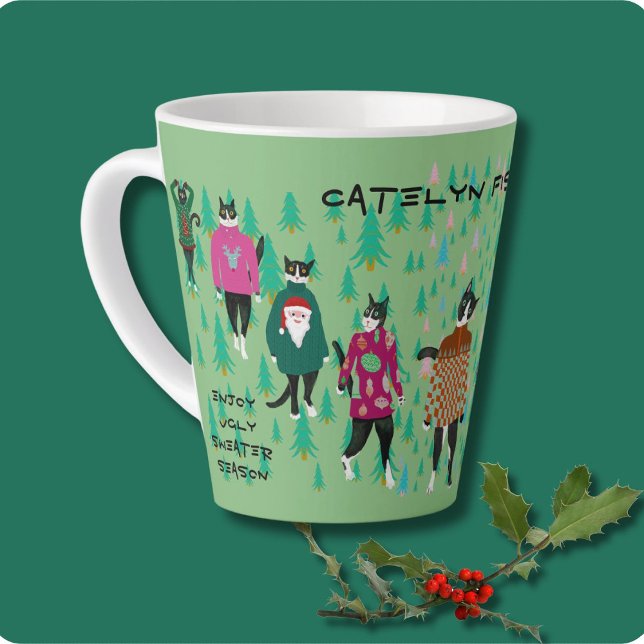 Tasse Latte Chats amusants dans les doux pulls de Noël vert (Tuxedo cats model ugly Christmas sweaters on the cat walk on this funny personalized cat lover mug)