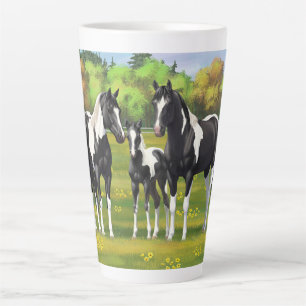 Tasse Latte Chevaux De Peinture De Pinto Noir En Pâturage Été