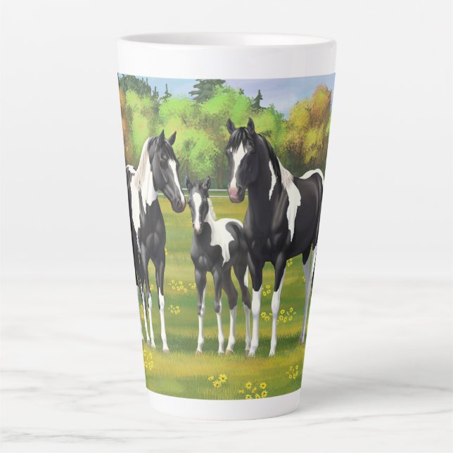 Tasse Latte Chevaux De Peinture De Pinto Noir En Pâturage Été (Devant)
