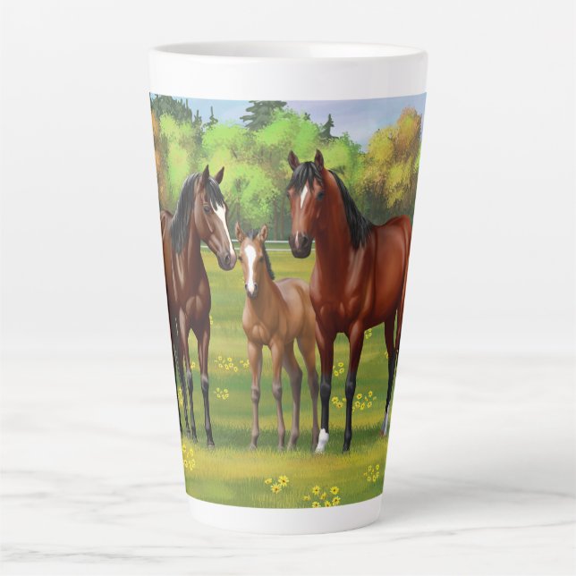 Tasse Latte Chevaux Du Quartier De La Baie Brown Dans Les Pâtu (Devant)