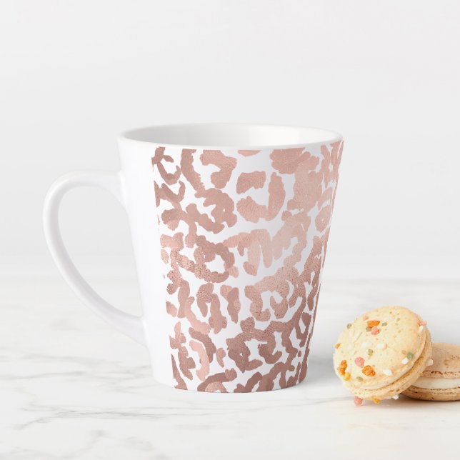 Tasse Latte Chic Rose Gold Leopard Cheetah Poster de animal (En situation)