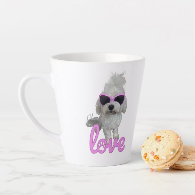 Tasse Latte Chien maltais élégant avec lunettes de soleil rose (En situation)