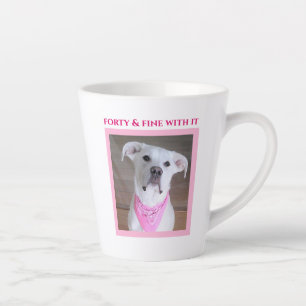 Tasse Latte Chien très confiant avec yeux sourds Quarante rose