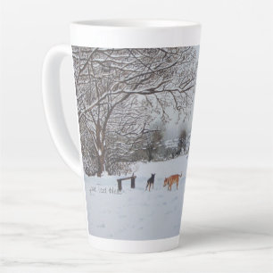 Tasse Latte chiens jouant au jeu de la neige en hiver