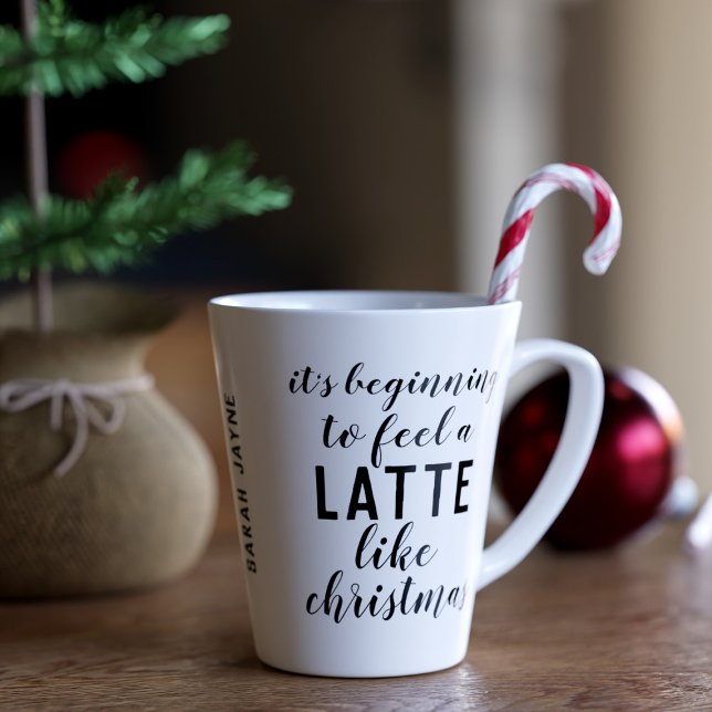 Tasse Latte Citation de Noël Ça commence à ressembler (It is feeling a latte like Christmas every where you go and you can take this mug with you. )